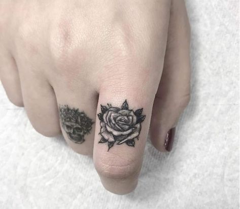 WANT!! White Ink Tattoo Ideas, Ink Tattoo Ideas, Finger Rose Tattoo, Finger Tattoo Ideas, Finger Tattoo For Women, Knuckle Tattoos, Hand And Finger Tattoos, White Ink Tattoo, Finger Tattoo