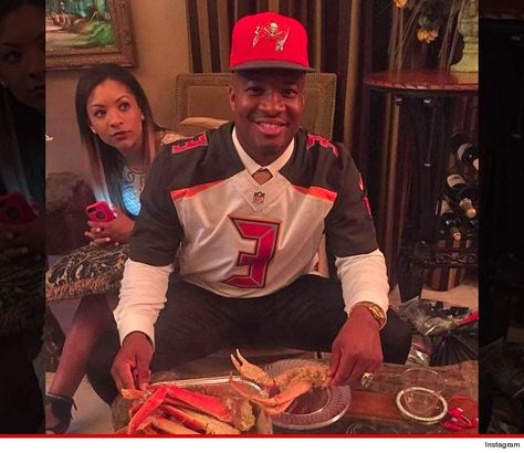 Did Jameis Winston already make his first NFL blunder?!? Funny Nfl, Jameis Winston, Tampa Bay Bucs, Crab Legs, Nfl Draft, Tampa Bay Buccaneers, Florida State, Memorable Moments, College Football