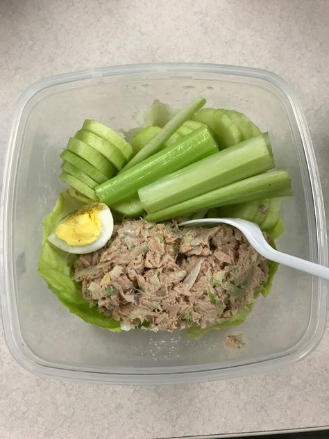 Low Cal Tuna Salad, Low Carb Cucumber Salad, Tuna Cucumber Salad, Healthy Meal Portions, Salad Celery, Low Carb Tuna Salad, Chicken Burgers Recipe, Healthy Food Inspiration, Food Babe