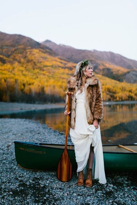 a boho lace wedding dress, a faux fur coat, a greenery crown and brown leather boots Winter Wedding Boots, Bohemian Chic Weddings, Chic Wedding Dresses, Wedding Boots, Winter Elopement, Winter Bride, Boutique Wedding, Bridal Jacket, Wedding Jacket