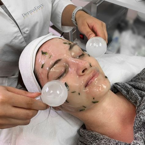 Hydrojelly Mask Aesthetic, Extractions Facial Videos, Aesthetician Aesthetic, Esthetician Facials, Getting A Facial, Facial Aesthetic, Facial Services, Spa Aesthetic, Esthetician Inspiration