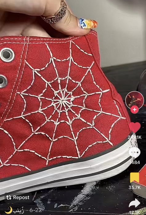 Coloring Shoes Diy, Drawing On Shoes, Spiderman Embroidery, Converse Drawing, Custom Spiderman, Embroidery Converse, Custom Converse Shoes, Sneakers Art, Embroidered Converse