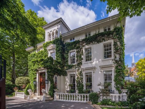 What do dancer Michael Flatley and Victorian-era royal mistress Lillie Langtry have in common? They’ve both lived in this London mansion, which is now on the market for £26 million (US$32.9 million). London Mansion Interior, Lillie Langtry, Michael Flatley, London Mansion, Spa Bar, London Country, A Royal Affair, Lord Of The Dance, Old Mansion