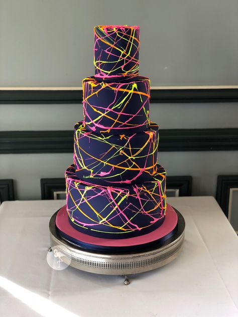 Neon Wedding Cake, Cyberpunk Wedding, Neon Wedding Colors, Neon Wedding Theme, Arcade Wedding, Neon Cakes, Gothic Cake, Abstract Wedding, Black Wedding Gowns