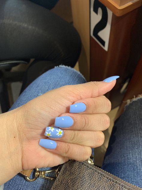 Acrylic short coffin nails with light blue background and daisy designs on ring finger. Nails With Light Blue, Ongles Baby Blue, Acrylic Nails Coffin Ombre, Nails Light Blue, Baby Blue Acrylic Nails, Light Blue Nails, Short Coffin, Ombre Nails Glitter, Blue Acrylic Nails