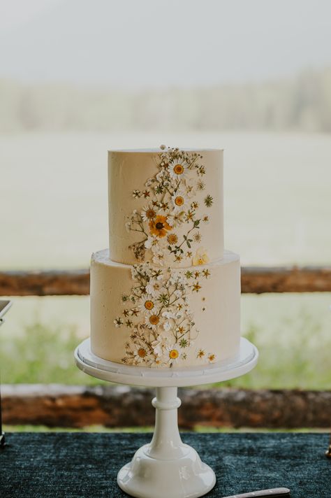 Simple 1 Tier Wedding Cake With Flowers, Real Flowers Wedding Cake, Wild Flower Cake Wedding, Budget Wedding Cake Ideas, Wedding Cake Cottagecore, Wedding Cake Wildflowers Simple, Rustic Floral Wedding Cake, Wedding Cake Ideas Spring, Affordable Wedding Cake