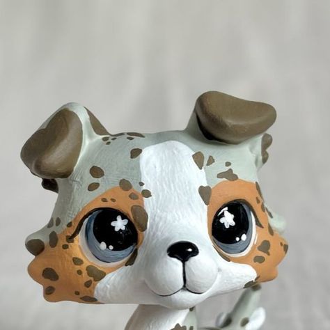 DewberryMoons x lps_and_lattes on Instagram: "[not for sale] Meet Aspen the Australian shepherd pup 🏔️  I’m really happy with how this turned out especially my tail design it’s simple but detailed 🥰  He’s a combination of cocker spaniel body and the collie head and I couldn’t be more in love 🤭 unfortunately I didn’t take any before pics of my piece this time as I forgot 😅  Also on the weekend I’ll be listing three customs on my shop too but more details on that soon I’ve done some super cute packaging for them too which I’m obsessed with 🤭💖  #aussie #australianshepherd #lps #littlestpetshop #lpsart #lpscustom #lpsphotography #lps2004 #childhood #oglps #oglpsgirlie #cute #scultping #figures #art #mycustompiece" Lps Costumes, Lps Collie Custom, Lps Collie, Preppy Birthday, Lps Custom, Make Your Own Character, Lps Customs, Custom Lps, Lps Toys