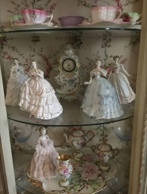 Pink Antique Aesthetic, Aesthetic Tea Set, Grandmacore House, Coquette House, Shabby Chic Aesthetic, Era Victoria, Decoration Shabby, Living In London, Porcelain Tea Set