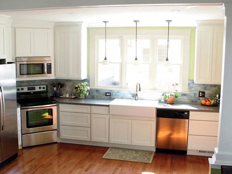 Common Kitchen Design Mistakes: Corner Stove and Microwave alignment Corner Stove, White Kitchen Makeover, Painting Kitchen Cabinets White, Contemporary Style Kitchen, Corner Sink Kitchen, New Kitchen Cabinets, Kitchen Corner, Contemporary Kitchen Design, Trendy Kitchen