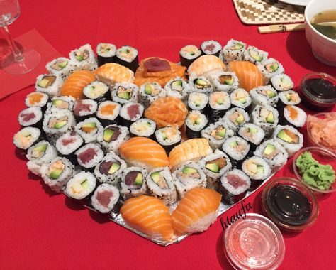 Valentines Day Sushi Tray Valentines Day Picnic Food, Sushi Heart Valentines Day, Valentine’s Day Sushi, Valentines Sushi, Sushi Board, Sushi Tray, Valentine Baskets, Sushi Platter, Sweet 16 Cakes