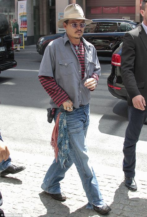 Johnny Depp Style, Bohemian Style Men, Johnny Depp And Amber, Raver Girl, Look Boho Chic, Johnny Depp Pictures, Johnny D, Cyberpunk Fashion, Punk Girl