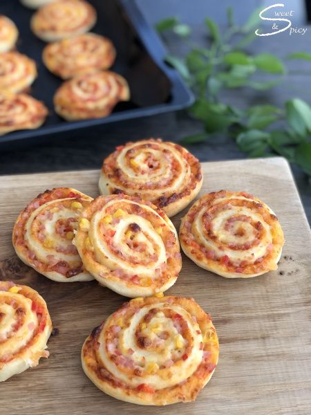 Rezept von Pizzaschnecken - ein Snack für unterwegs für Picknicks, Ausflüge, Schule, Arbeit und Freizeit! Baking Cookies Recipes, Baked Makeup, Baking Photos, Girl Aesthetic Wallpaper, Baking Recipes Desserts, Aesthetic Baking, Baking Aesthetic, Baked Desserts, Picnic Snacks