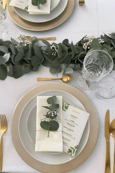 22 Thanksgiving Table Settings for Cute Inspo Birthday Diner, Lunch Table Settings, Engagement Party Table, Green Wedding Decorations, Diner Menu, Dinner Party Table Settings, Diner Table, Engagement Dinner, Wedding Tableware