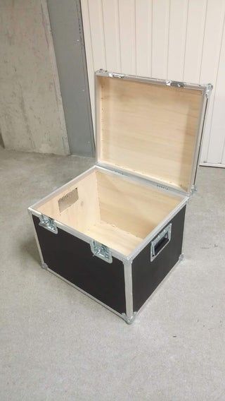 Making of a DIY Flightcase: 9 Steps (with Pictures) Camera Equipment Storage, Plywood Storage, Tool Box Diy, Sound Equipment, Camping Box, Pallet Boxes, Campaign Furniture, Speaker Box Design, Anvils