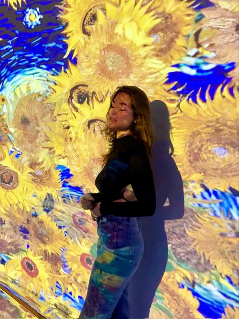 girl with eyes closed, behind van gogh art projected The Van Gogh Experience, Art Exhibition Photo Ideas, Outfits For Van Gogh Museum, Immersive Van Gogh Exhibit, Starry Night Exhibition, Van Gogh Outfit Ideas, Van Gogh Picture Ideas, Van Gogh 360 Exhibition, Van Gogh Immersive Experience Outfit