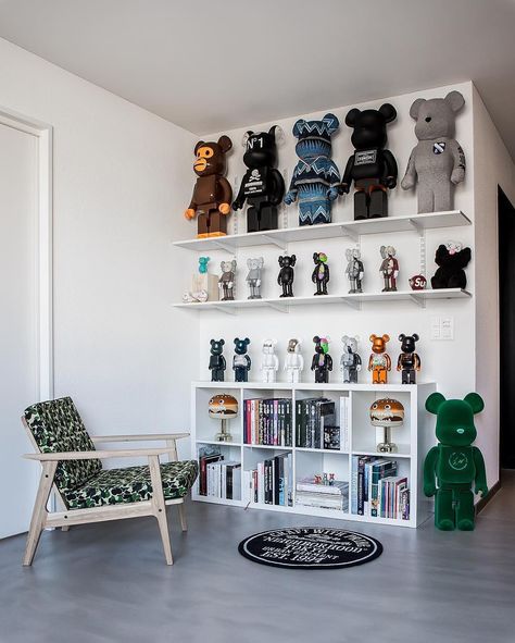 Bearbricks are the most well known decoration furniture in the Hypebeast industry by their unique designs. In the image is a variety of Bearbricks organized on a shelf while there's chair with a Hypebeast brand's color "Bape" and the white background with gray wooden floor just greatly blends in. Since the image is base on my personal liking, it fits in "My choice" category. Hypebeast Office Ideas, Hypebeast Shelf Decor, Hype Living Room, Hype Office, Hypebeast Office, Hype Beast Room Decor, Hype Room, Hypebeast Room Ideas, Hypebeast Bedroom