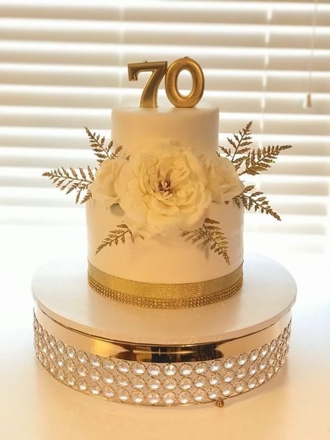 White And Gold 70th Birthday Cake, White And Gold Birthday Cakes For Women, 75th Birthday Cake For Women, 70 Birthday Cake Mom, Birthday Cake Gold And White, White And Golden Cake, Gold Cake Design Birthday, Gorgeous Birthday Cakes, White And Gold Birthday Cake