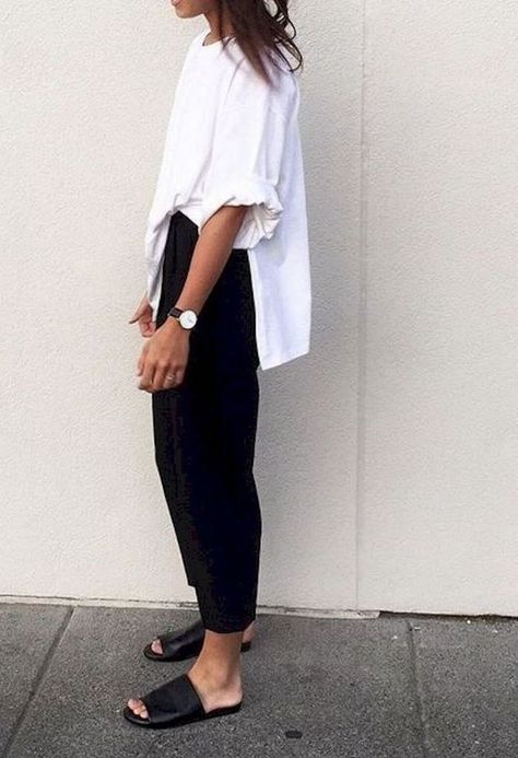 STYLECASTER | Minimalist Outfit Ideas Perfect for Every Summer Adventure Sukienki Maksi, Minimalist Fashion Summer, Minimalist Street Style, Yoga Photography, Looks Street Style, Inspiration Fashion, Minimal Chic, Autumn Street Style, Winter Trends