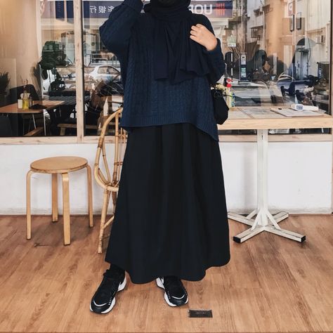 Navy Blue Outfit Hijab, Plisket Skirt Outfit Hijab, Jersey Hijab Style, Skirt Outfits Hijab, Blue Coat Outfit, Dark Blue Coat, Blouse Hijab, Navy Blue Outfit, Navy Outfit