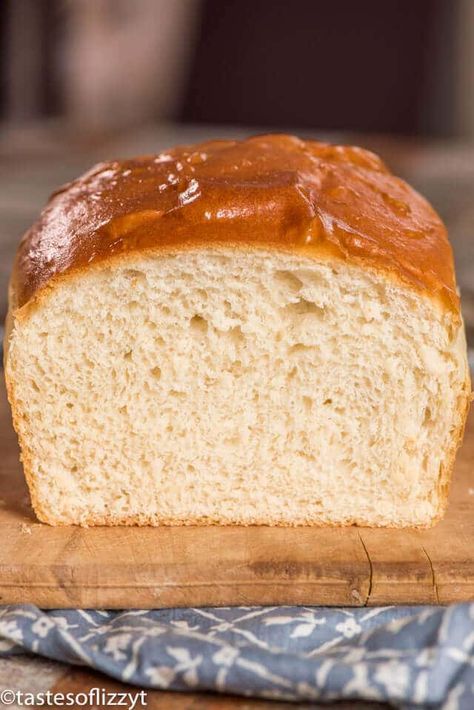 Potato Bread {Fluffy White Bread Recipe made with Mashed Potatoes} Fluffy White Bread Recipe, Beer Cheese Bread, Pembuat Roti, Homemade White Bread, White Bread Recipe, Preppy Kitchen, Homemade Bread Easy, Yeast Bread Recipes, Leftover Mashed Potatoes