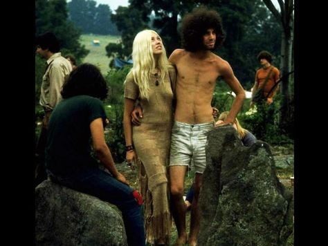 Woodstock music festival 1969 - http://johnrieber.com/2015/11/01/celebrating-woodstock-3-days-of-pop-culture-magic-the-music-the-nudity-the-brown-acid/ 1969 Woodstock, Woodstock Photos, Hippie Couple, Michael Lang, Richie Havens, Photos Rares, Woodstock Music, Woodstock 1969, Rock & Roll