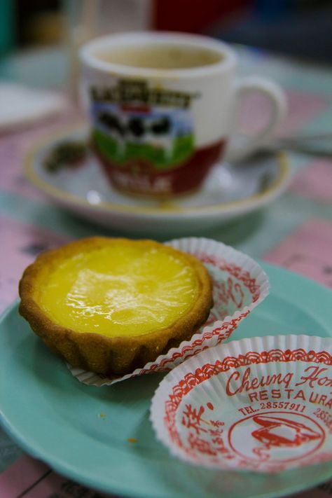 The best cha chaan tengs in Hong Kong for eating like a local. The small cafes are culturally infused in the fabric of the eating scene in Hong Kong. Cha Chaan Teng, Hong Kong Restaurant, Hong Kong Cafe, Leche Asada, Hong Kong Photography, Pineapple Bun, Milk Bun, Tea Restaurant, Hong Kong Food