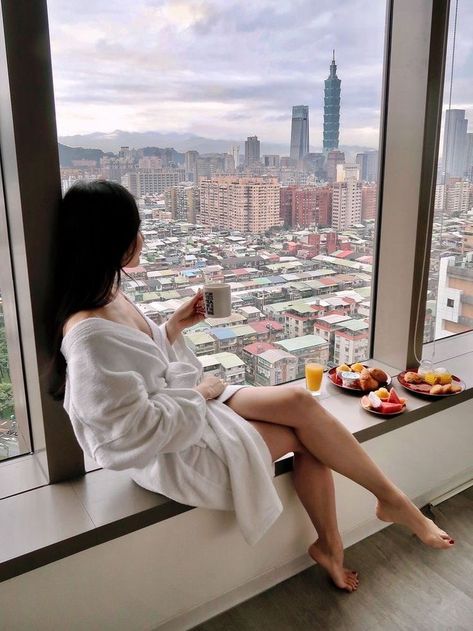 Hotel Photoshoot Ideas, Hotel Staycation, Hotel Shoot, Hotel Photoshoot, Blogger Poses, Taipei Taiwan, Best Photo Poses, Instagram Photo Inspiration, Insta Photo Ideas