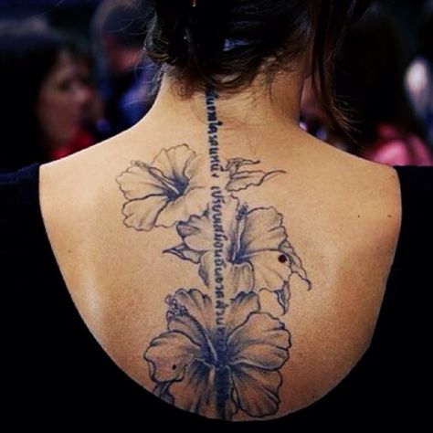 In love. Floral Spine Tattoo, Girl Spine Tattoos, Hibiscus Flower Tattoos, Flower Spine Tattoos, Hibiscus Tattoo, Tattoo Back, Flower Tattoo Back, Spine Tattoos For Women, Tattoo Script