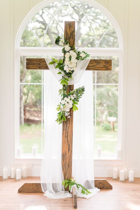 Cross Wedding Decor, Cross Floral Arrangements Wedding, Fall Wedding Pics, Ceremony Cross, Christmas Photobooth, Fall Wedding Arches, Taylor Wedding, Wedding Motifs, Christmas Photo Booth