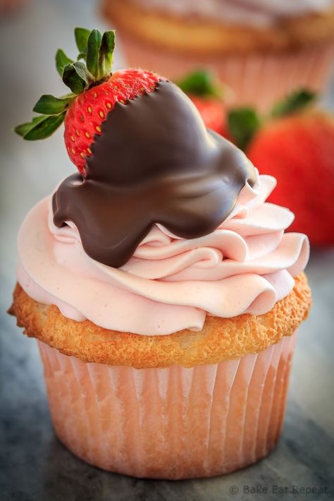 Strawberry Cupcake Recipes, Angel Food Cupcakes, Kue Macaroon, Chocolate Covered Strawberry, Strawberry Cupcakes, Angel Food, Savoury Cake, Chocolate Covered Strawberries, Strawberry Recipes