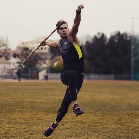 Kévin Mayer javelin throw Throwing Pose, Men Posing, Gesture Drawing Poses, Javelin Throw, Action Pose Reference, Poses Drawing, Action Pose, Shot Put, Anatomy Poses