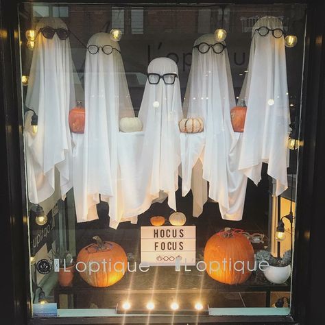 Charity Shop Display Ideas, Boutique Window Displays, Halloween Window Display, Autumn Window Display, Vitrine Design, Store Front Windows, Window Display Retail, Decoration Vitrine, Decoration Evenementielle