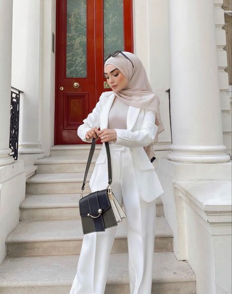 Graduation Hijab Outfits, Graduation Suits For Women, Modest Work Outfits, Elegant Office Wear, Boss Lady Outfit, Business Dress Women, Stile Hijab, Modest Clothes, Modern Hijab