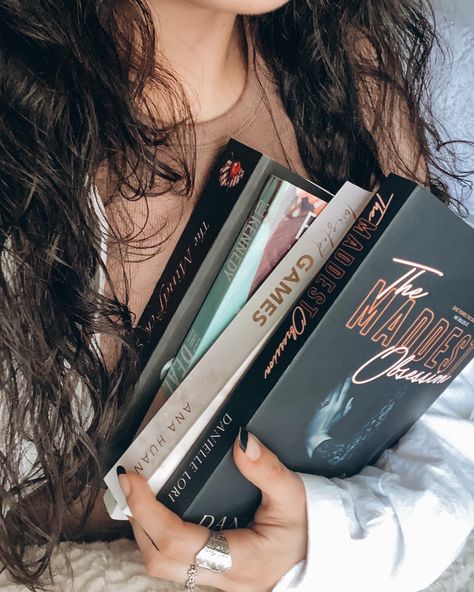 Books Pictures Ideas, Book Selfies Ideas, Book Aesthetic Pictures For Instagram, Aesthetic Bookstore Pictures, Bookinstagram Ideas Feed, Bookstagram Inspiration Photos, Book Instagram Photo Ideas, Book Asthetics Photos For Instagram, Selfies With Books