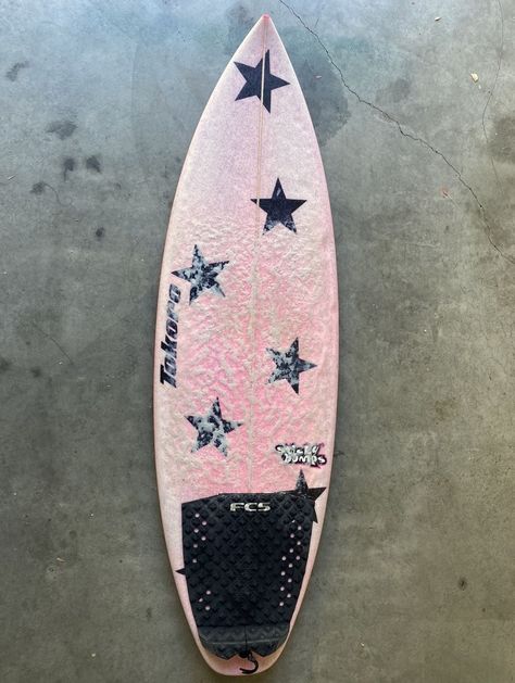 Skim Board Designs, Cute Surfboard Designs, Custom Surfboard Design, Cute Surfboards, Pretty Surfboard, Surf Boards Aesthetic, Long Board Designs, Surf Board Aesthetic, Surf Boards Designs