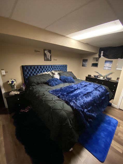 Black And Blue Room Ideas Bedrooms, Black And Blue Bedroom Decor, Black And Royal Blue Bedroom, Royal Blue And Black Bedroom Ideas, Royal Blue Black And Grey Bedroom, Royal Blue And Grey Bedroom, Royal Blue Room Aesthetic, Blue And Black Room Ideas, Royal Blue Hotel Room Decorations