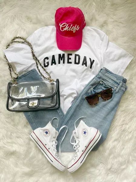 FALL \ football is back! Gameday outfit ready from sneakers, mom jeans and the comfiest long sleeve. Shop my favorite finds! | SBK Living Football Mom Outfits, Football Mom Outfit, Football Is Back, Mom Jeans Outfit, Fall Football, Clear Purses, Football Fashion, Style Inspiration Fall, Gameday Outfit