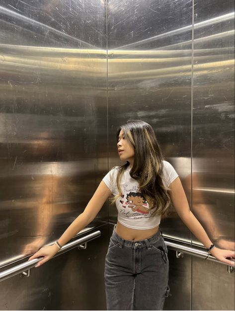 Instagram Mall Picture Ideas, Mall Ig Pics, Photoshoot Ideas At Mall, Lift Picture Instagram, Elevator Instagram Picture, Street Pics Ideas, Pictures In Elevator, Stairwell Instagram Pictures, Lift Poses Ideas