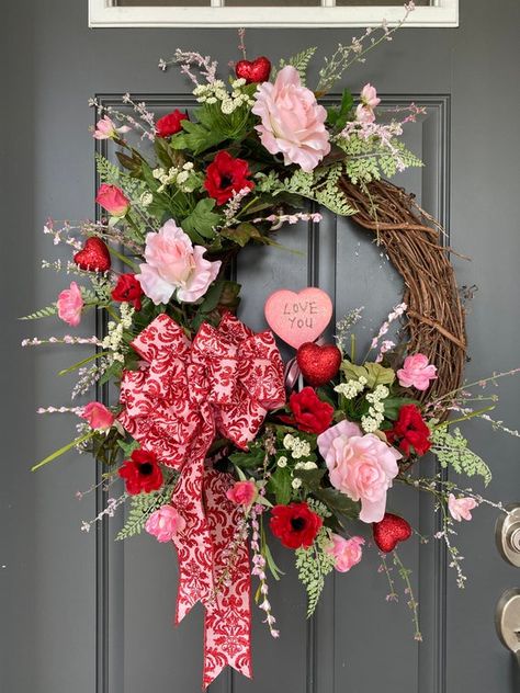 Wood Bead Wreaths, Bead Wreaths, Valentine Mesh Wreaths, Diy Valentines Day Wreath, Valentine Wreath Diy, Diy Valentine's Day Decorations, Easy Diy Wreaths, Door Wreaths Diy, Diy Valentines Decorations