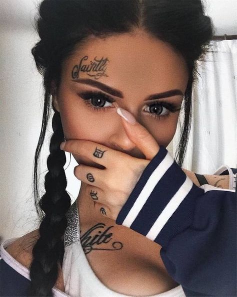 Face tattoos are unquestionably for courageous people since they are one of the most contentious styles of body art. Tattooed Bodies, Small Face Tattoos, Tato Paha, Face Tats, Face Tattoos For Women, Romantic Tattoo, Tato Jari, Girl Face Tattoo