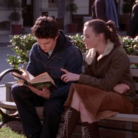 TV Addict💋💓🌸💞💅🏼🛍🎀 on Instagram: “A compilation of Jess and Rory reading 📖 [Gilmore girls, 2000-2007]” Jess Gilmore, Gilmore Girls Jess, Rory And Jess, Team Logan, Jess Mariano, Lorelai Gilmore, Rory Gilmore, Reading Books