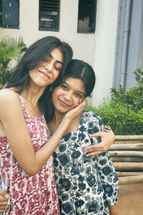 Bff Duo Poses, Aesthetic Kurti Poses With Friends, Desi Poses Kurti, Selfie Ideas With Best Friend, Pic Ideas With Bestie, Selfie Poses With Best Friend, Aesthetic Duo Poses, Bff Poses Photo Ideas, Duo Photo Poses