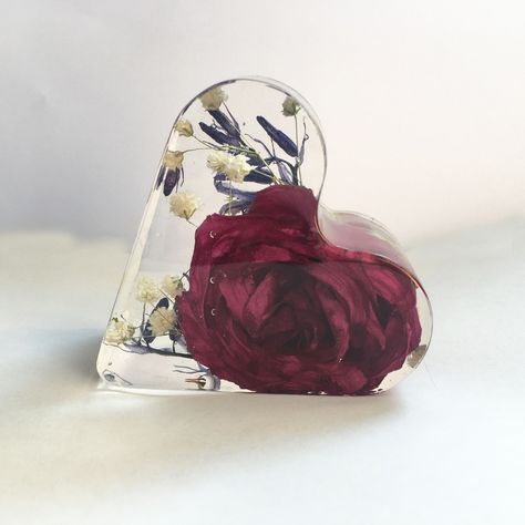 Plastic Objects, Preserve Flowers, Resin Pyramid, Flower Preservation, Bouquet Preservation, Diy Projects For Beginners, Memorial Flowers, Resin Ideas, Altered Bottles