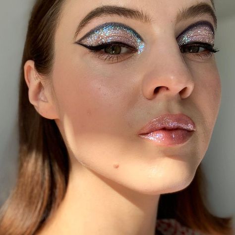 Laura Malwina auf Instagram: „Graphic liner, glitter, glossy lip. Simplicity at it’s best 🙃 @lemonhead.la Phantom Spacepaste mixed with @stargazerproducts loose glitter…“ Lemonhead Glitter, Instagram Graphic, Graphic Liner, Loose Glitter, Glossy Lips, Septum Ring, Halloween Face Makeup, Nose Ring, Lips