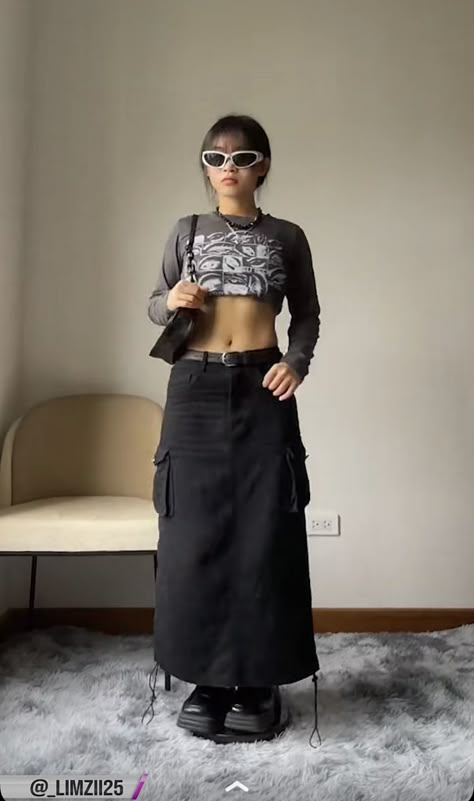 Black Cargo Long Skirt Outfit, Long Black Cargo Skirt Outfit, Long Black Cargo Skirt, Long Cargo Skirt Outfit Y2k, Edgy Cargo Skirt With Pockets For Streetwear, Black Cargo Maxi Skirt, Black Cargo Skirt Outfit, Health Goth Outfits, Edgy Long Black Skirt