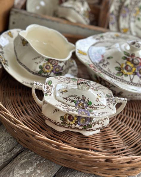 Does the shape of something ever grab you? Well it happens to me all the time and it happened especially with these dishes from Alfred Meakin England, and his pattern, "Medway" Decor. The gravy boat, sugar with lid, and the creamer all have a round squareness to them that is so unique. Each piece makes a statement in itself, adding beauty to your table or wherever it is placed. The flat lip on the sugar bowl is amazing and the four elongated feet on the bottom give it style from top to bo... Alfred Meakin, Fallen In Love, Vintage Dishes, Gravy Boat, Sugar Bowl, The Four, Gravy, Tablescapes, England