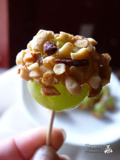 Fantastic Family Favorites: Caramel Grapes Caramel Grapes, Grape Appetizers, Family Reunion Food, Cold Appetizers, Holiday Snacks, Party Food And Drinks, At The Store, Easy Appetizer Recipes, Fruit Recipes