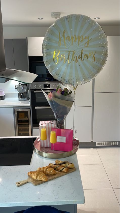 Waking Up Birthday Surprise, Bday Breakfast Ideas For Him, Birthday Breakfast Decorations, 18th Birthday Morning Surprise, Morning Birthday Surprise For Him, Bday Breakfast Ideas, Birthday Morning Aesthetic, Birthday Morning Breakfast, Birthday Breakfast Aesthetic