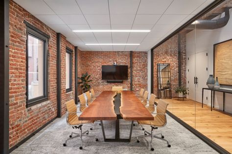 01 Advisors Offices - San Francisco | Office Snapshots Industrial Office Design Workspaces, Rustic Office Design, Modern Rustic Office, Modern Industrial Office, Industrial Office Space, Urban Office, Conference Room Design, Office Rustic, Industrial Office Design