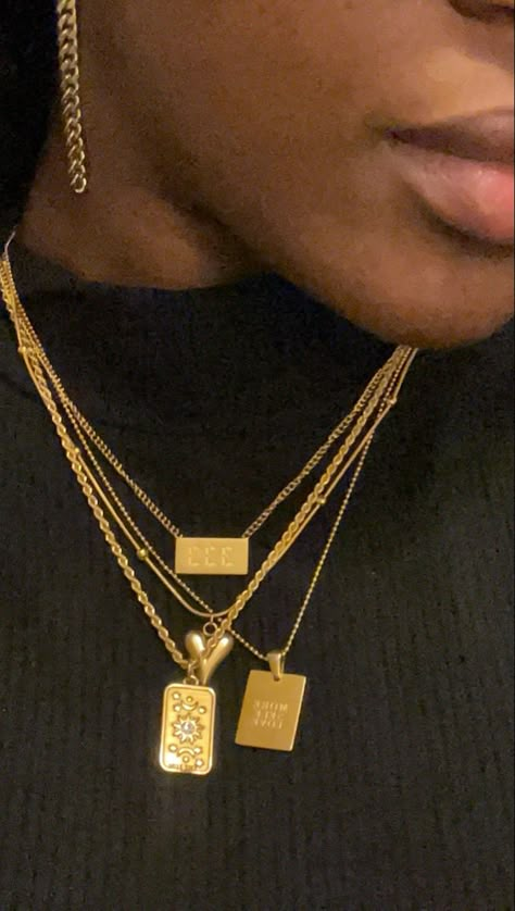 Layered Necklaces Black Women, Gold Jewelry On Black Skin, Black Women Gold Jewelry Aesthetic, Black Women Wearing Gold Jewelry, Gold Necklace Layered Black Women, Gold Chain Black Women, Stacked Jewelry Black Women, Necklace Stack Black Women, Layered Necklaces Gold Black Women